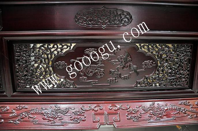 框架上雕刻的圖案生動(dòng)、形象，又賦吉祥之意！