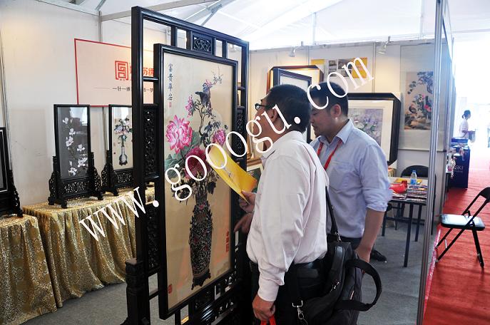 工作人員正在認(rèn)真講解蘇繡作品！