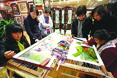 繡娘表演，鎮(zhèn)湖刺繡，天堂繡現(xiàn)場(chǎng)
